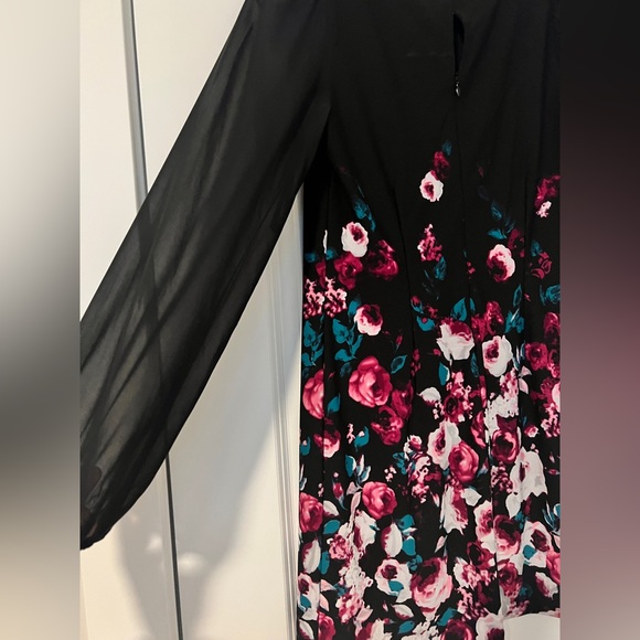 White and Black floral print dress with sheer sleeves, size 2 - Picture 4 of 4